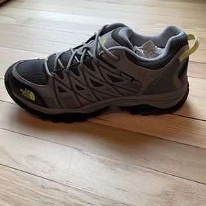 The North Face - Women’s Waterproof Mid ankle hiking shoe